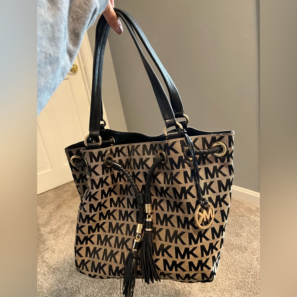 Micheal Kors purse